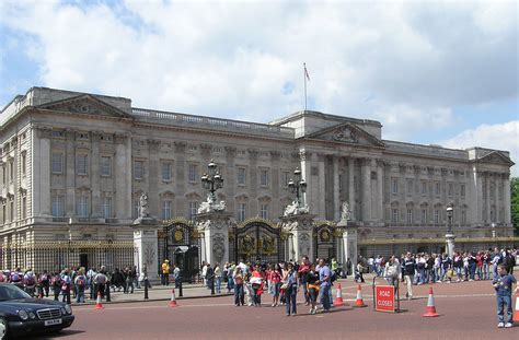 File:Buckingham.palace.london.arp.jpg - Wikimedia Commons