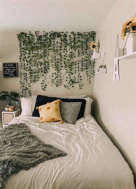 Ivy wall - bedroom decor - Modern Design in 2020 | College apartment ...