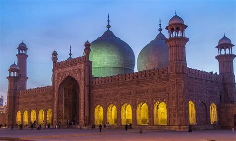 Badshahi Mosque, Lahore at Dusk [1048x1235] : r/ArchitecturePorn