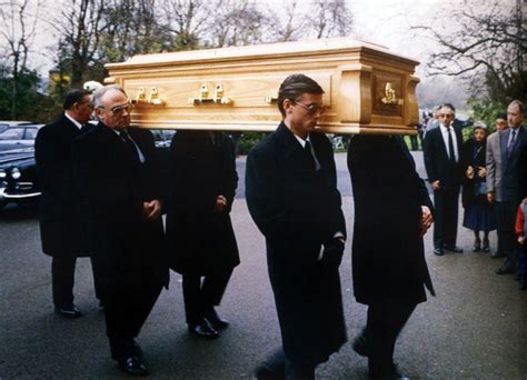 Freddie Mercury Funeral | Freddie Mercury: Biografia | Queen Poland ...