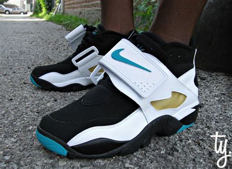 TRS Blog: Nike Air Diamond Turf – Black/Deep Emerald-White-Metallic Gold