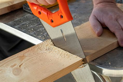 What Are the Benefits of Using a Hand Saw? 2021 Guide - WoodHutt