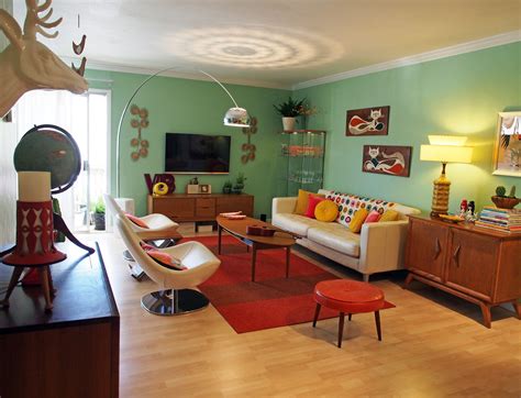 Retro-Living-Room-Decor-With-Seats-Using-Existing-Carpet-And-Decorative ...