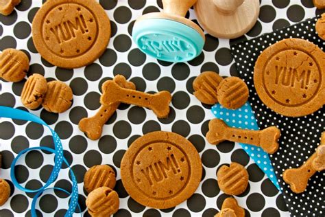 Decorating Homemade Baked Biscuit Dog Treats - Dalmatian DIY