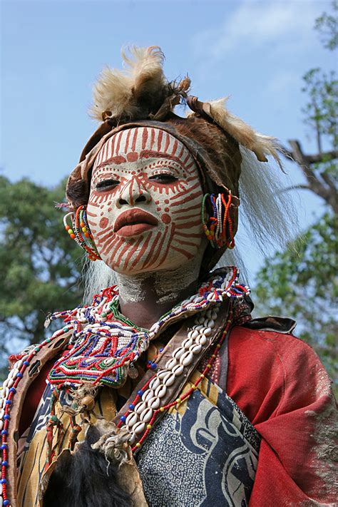 Woman from the Kikuyu tribe in traditional dress | Kikuyu people ...