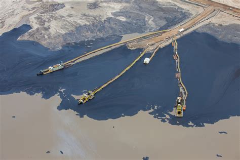 Oilsands tailings ponds leaking; federal enforcement unclear: report