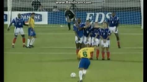 Roberto Carlos BEST FREE KICK IN THE HISTORY! - YouTube