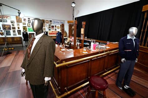 "Cheers" bar sells for $675,000 at auction of items from classic TV ...