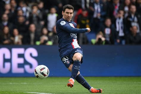 Lionel Messis Stunning 95-Minute Free Kick Steals PSG Win Over Lille In ...