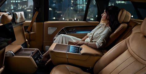 A Detailed Look At The 2022 Range Rover's Magnificent Interior