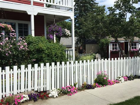 17 Small White Picket Fence Garden Ideas To Consider | SharonSable