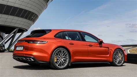 porsche-panamera-turbo-s-2021-in-orange-ansicht-von-schrag-hinten ...