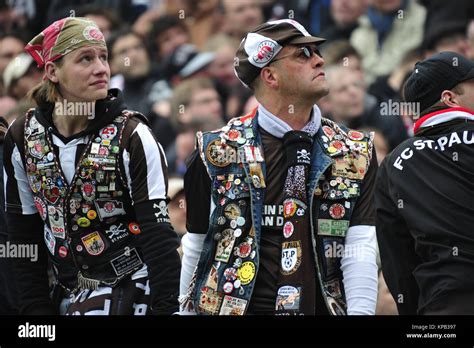 FC St. Pauli: Fans in der Gegengeraden, Millerntor, Hamburg ...