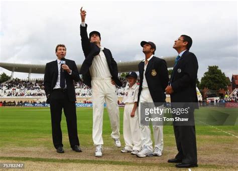 40 Michael Vaughan Michael Atherton Photos & High Res Pictures - Getty ...