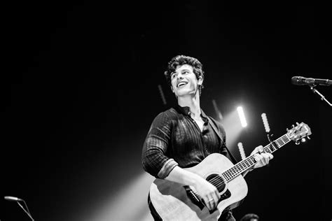 Pin de BunnyCut em Shawn Mendes | Cantores, Atores