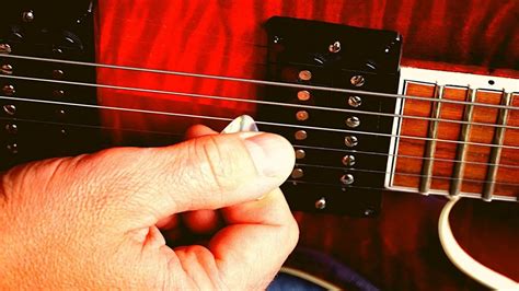 How to pick or strum a guitar? Tips with & without pick