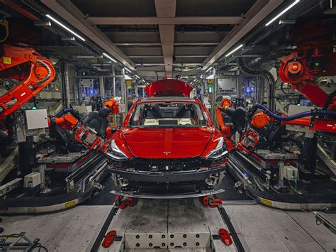 Tesla Model 3: Photos of Elon Musk’s Factory in Fremont - Bloomberg