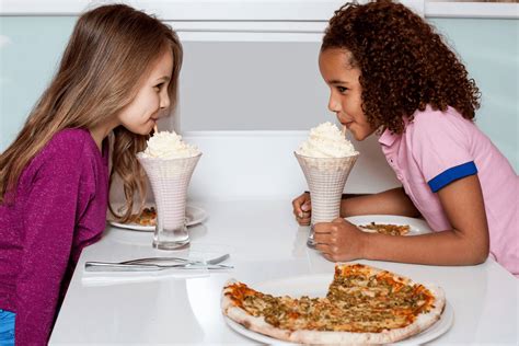 49 Kid-Friendly Restaurants Where Kids Eat FREE Every Day