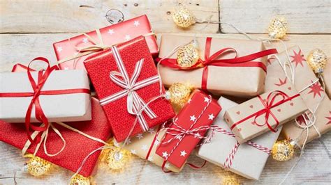 When is the ‘correct’ time to open your Christmas presents? | 7NEWS