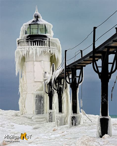 25 awe-inspiring photos of Michigan lighthouses in winter - mlive.com