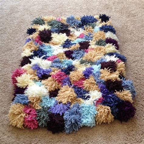 The Crafty Novice: DIY: Yarn Rug