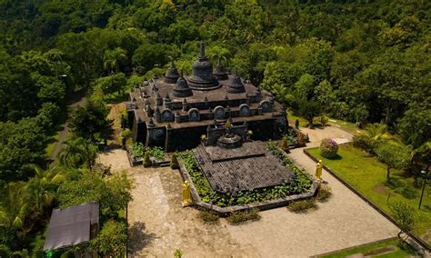 Sengaja Mirip Candi Borobudur, Ini Keunikan Vihara Banjar yang Warnai ...