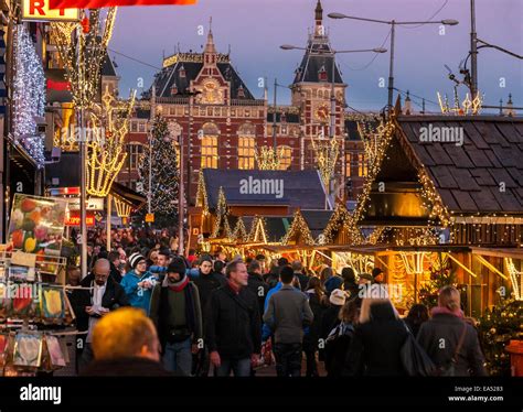 Amsterdam Christmas Market on the Damrak from the Central Station to ...