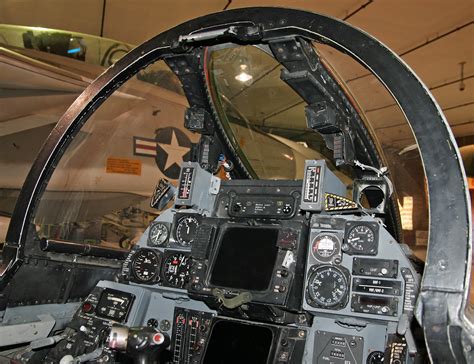 Question about the F-14 cockpit from the Top Gun scene : r/hoggit