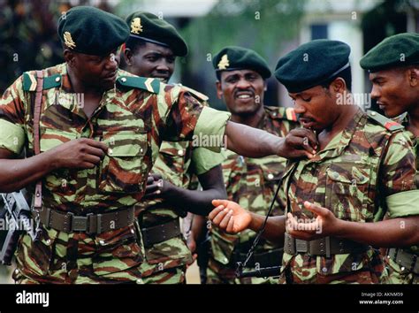 African soldiers hi-res stock photography and images - Alamy