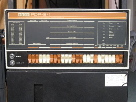 Toggling in a simple program DEC PDP-8 and PiDP-8 using the switch ...