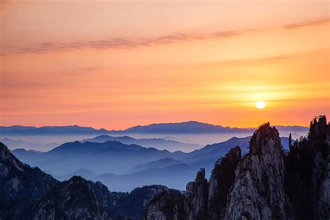 Watch Huangshan Sunrise While Hiking the Yellow Mounatin 2025