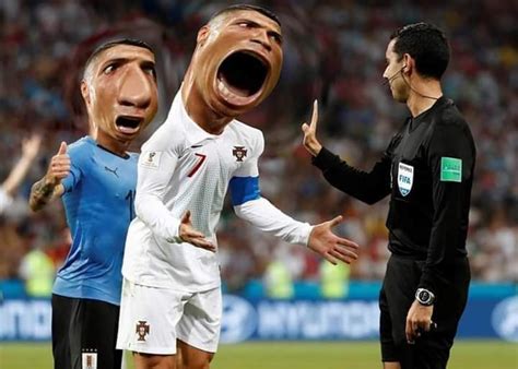 Ronaldo há to mồm đòi penalty - Ảnh Chế Meme