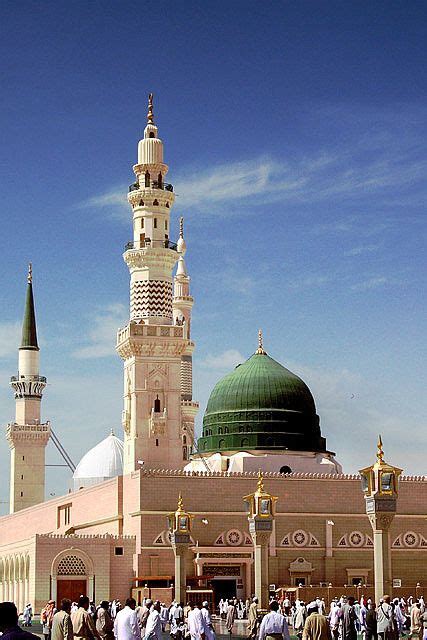 Prophet's Mosque - Medina, Saudi Arabia | Medina mosque, Famous ...