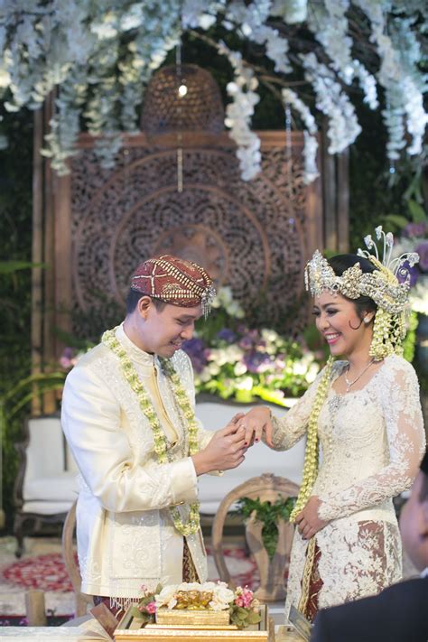 Akad nikah Sunda dengan nuansa putih - www.thebridedept.com Javanese ...