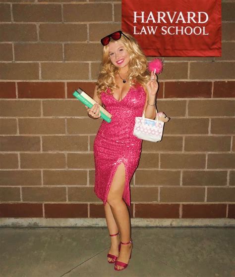 Legally Blonde Halloween Costume | Reese Witherspoon Elle Woods