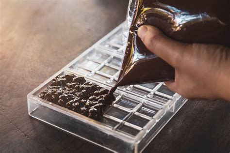 Chocolate Molding 101: how to prepare chocolate for molds?