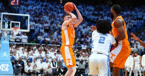 Dalton Knecht leaves injured in Tennessee's loss at North Carolina