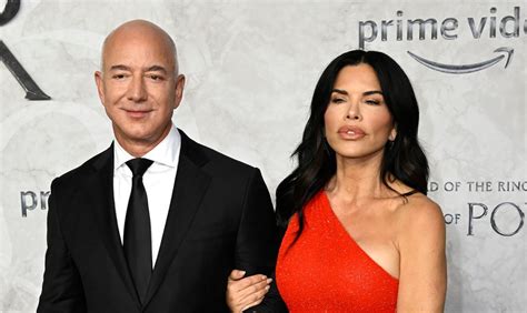 Jeff Bezos' Girlfriend Lauren Sanchez Shimmers in Red Dress for 'LOTR'