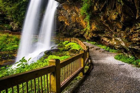 22 Best Waterfalls In North Carolina You Must Visit - Southern Trippers