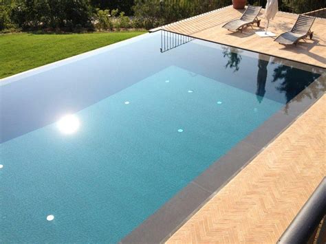 Infinity swimming pool by INDALO PISCINE