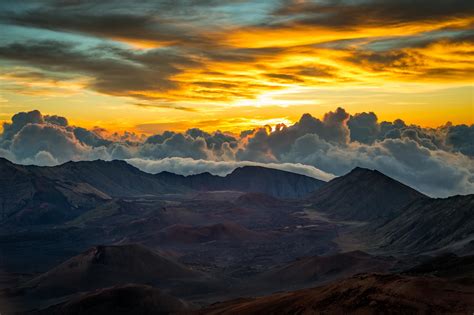 Haleakala Sunrise in Maui by @jdphotopdx [OC][2000x1333] : r/EarthPorn