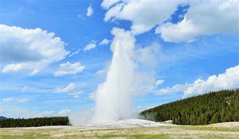 8 best geysers in Yellowstone that will knock your socks off - Tripadvisor