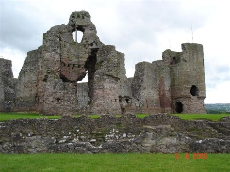 Rhuddlan Castle © Dot Potter cc-by-sa/2.0 :: Geograph Britain and Ireland