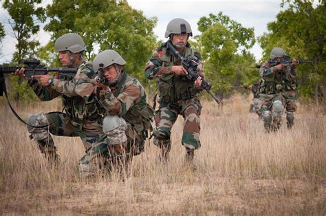 Indian soldiers share ambush techniques with U.S. paratroopers ...