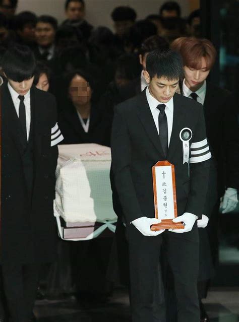 Estrellas del k-pop lloran la muerte de Kim Jong-hyun en un funeral masivo