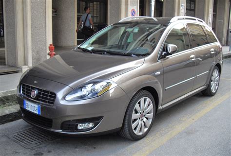 File:2010 Fiat Croma.JPG - Wikimedia Commons