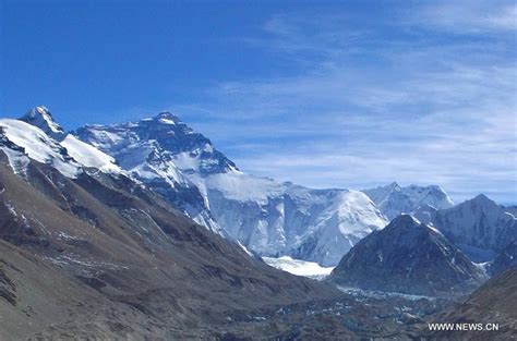 Distant view of Mount Everest in China's Tibet - China.org.cn