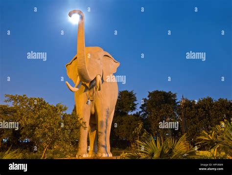 Chhatarpur temple Delhi Stock Photo - Alamy