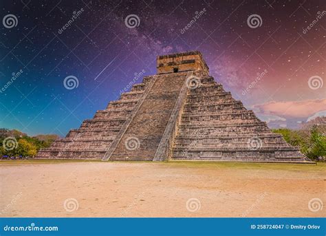 Temple Pyramid of Kukulcan El Castillo, Chichen Itza, Yucatan, Mexico ...