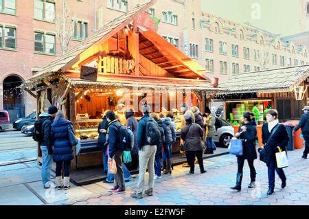 Amsterdam Christmas Market on the Damrak from the Central Station to ...